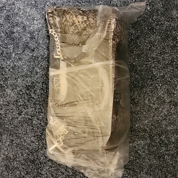 NWT Victoria's Secret Hand Bag 👜  Snake 🐍 pattern! Gold details! - Picture 15 of 15